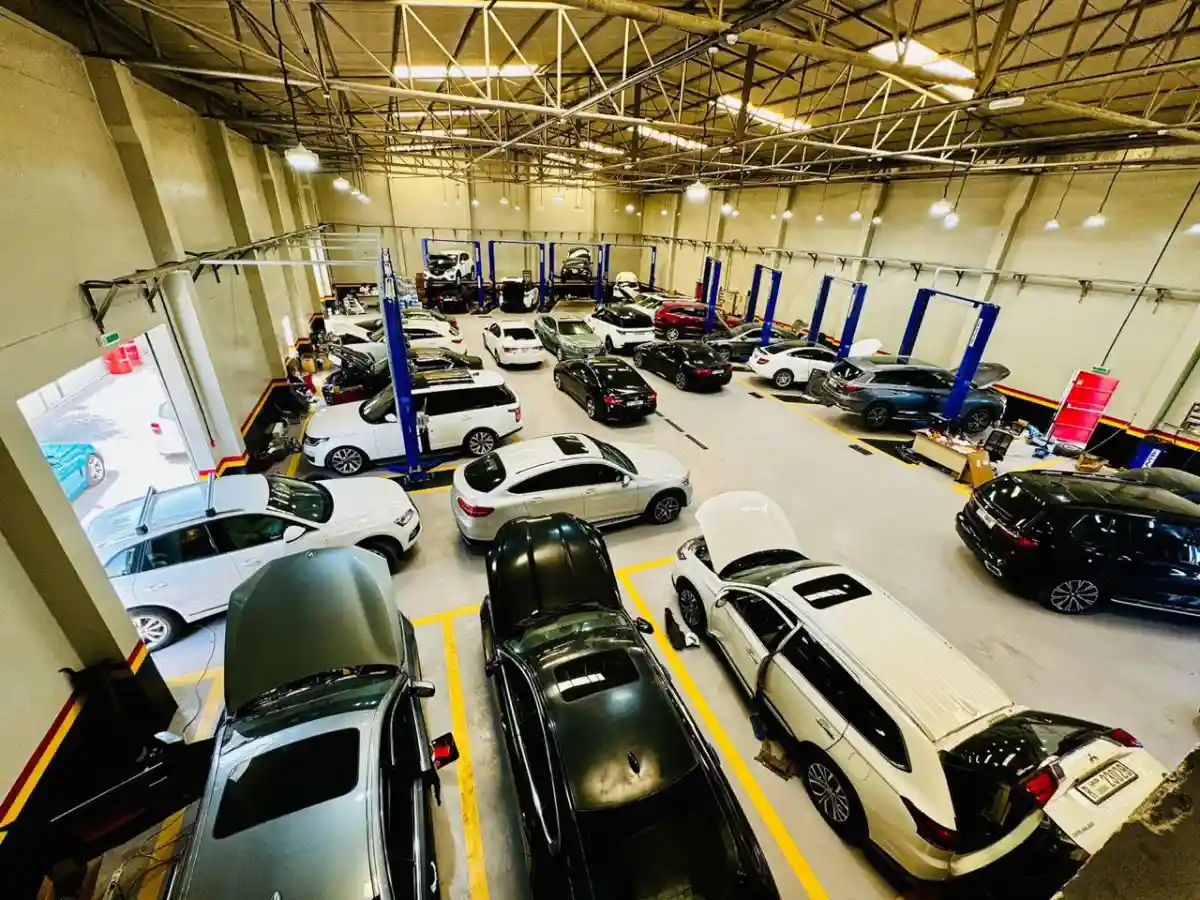 Aerial view of the 800Sayara service floor with cars on two-post lifts